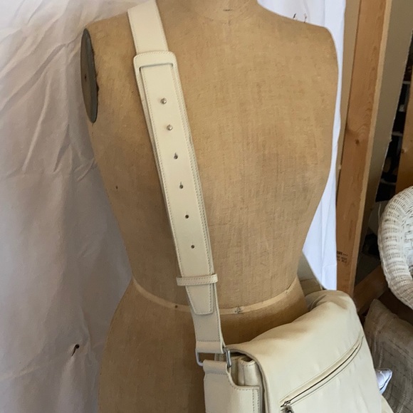 Kenneth Cole Messenger Bag - Picture 4 of 9